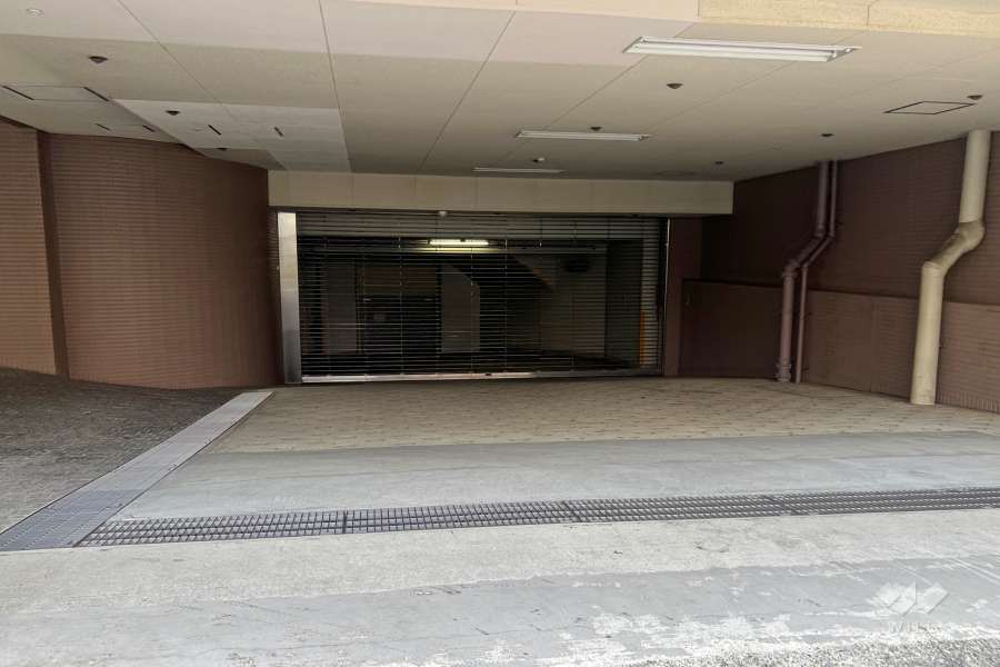駐車場の出入り口（リングシャッター付き）