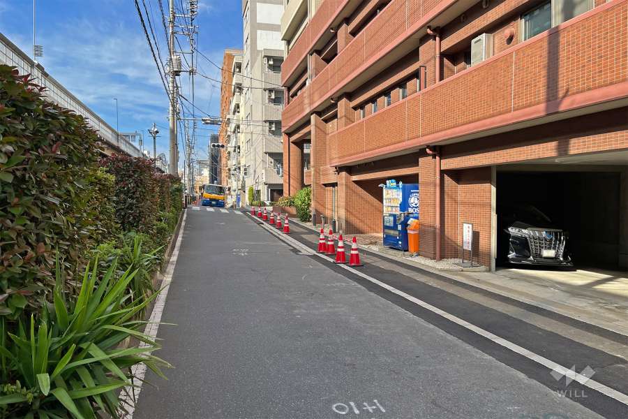 敷地南側の前面道路（東側から）