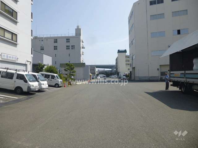 敷地西側の前面道路