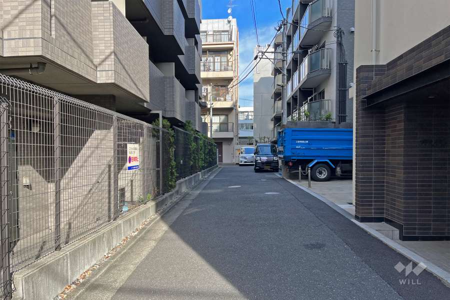 敷地の東側前面道路（南側から）