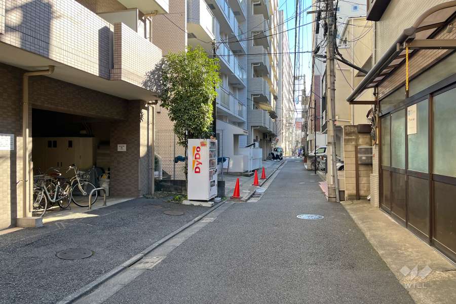 敷地西側の前面道路