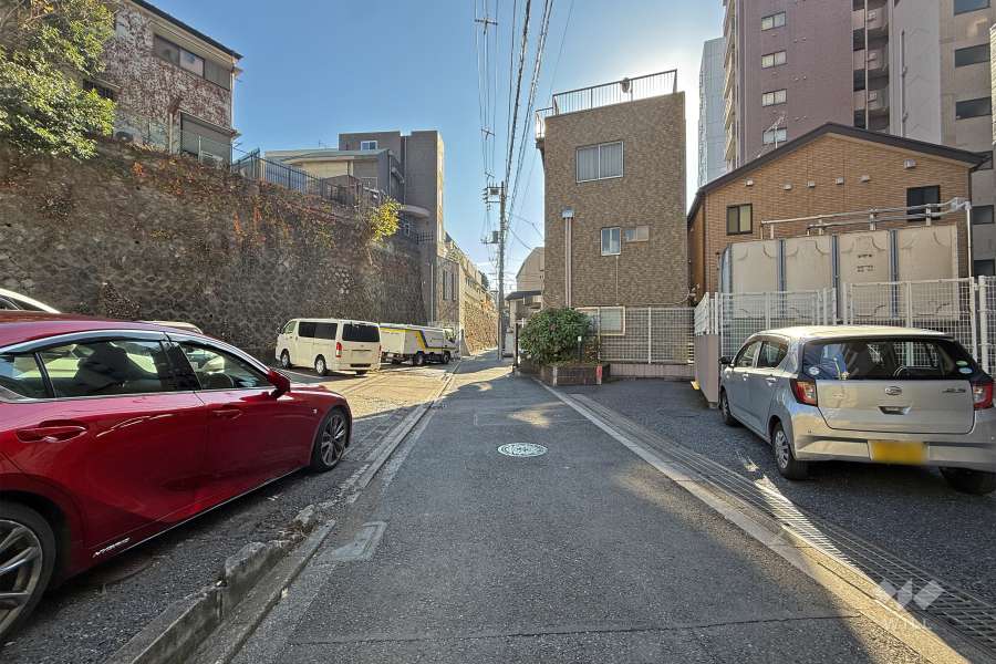 敷地北東側の前面道路（北西側から）