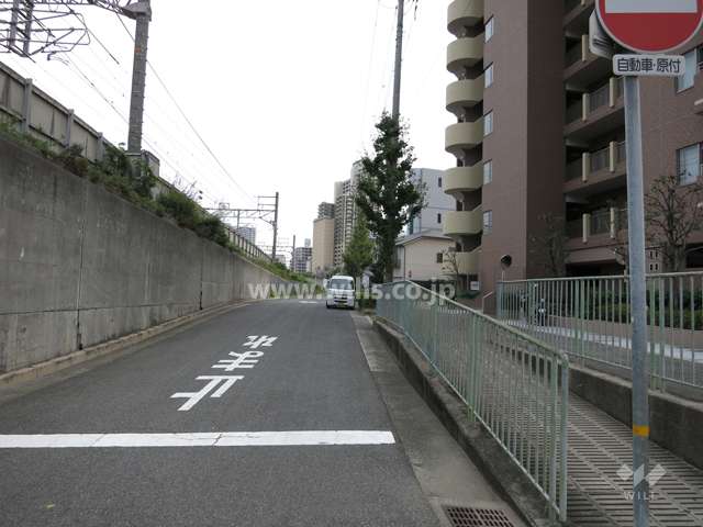 敷地北側の前面道路。道を挟んで、JR東海道本線が走っています。