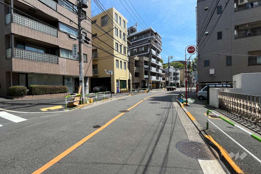 敷地南側の前面道路