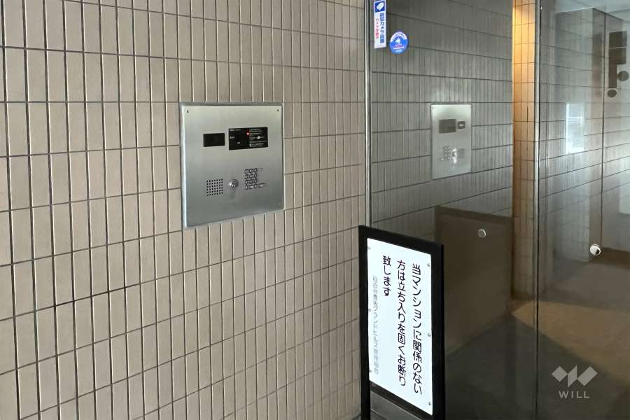 エントランスはオートロック付きです。