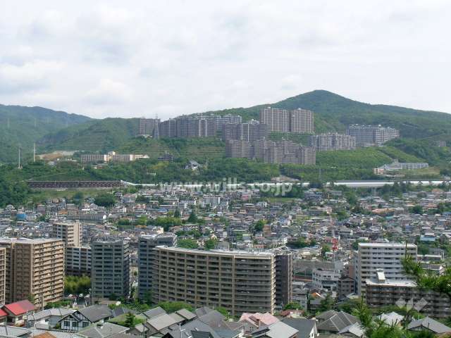 『ラ・ビスタ宝塚』遠景　ラ・ビスタ宝塚レフィナスは最も高い位置にあります。