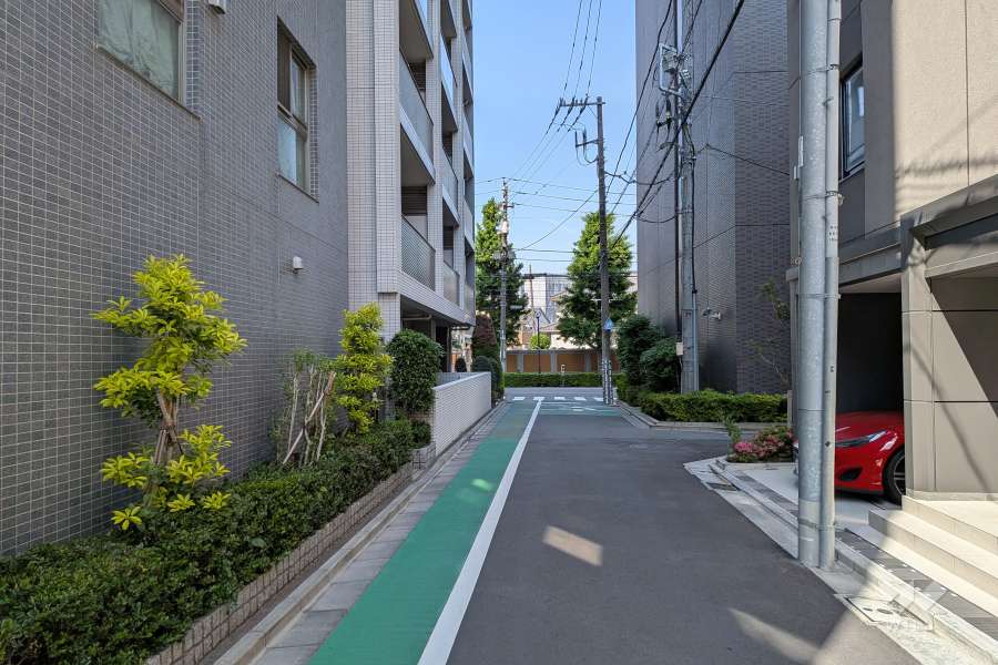 敷地南東側の前面道路