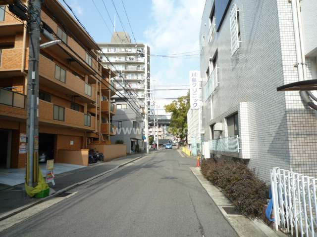 敷地東側の前面道路（南側から）