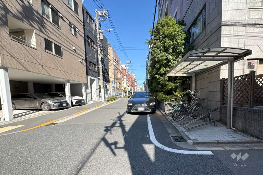 敷地西側の前面道路
