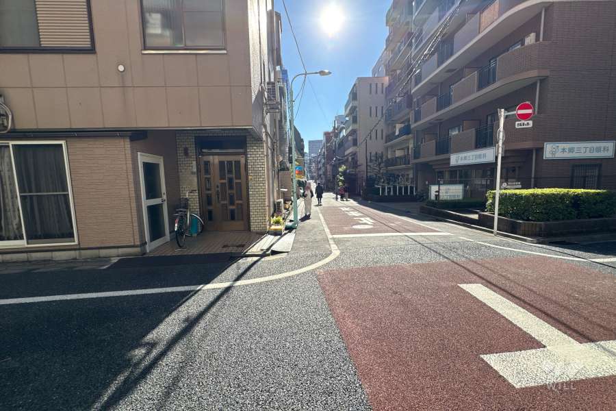 敷地の東側前面道路（北側から）