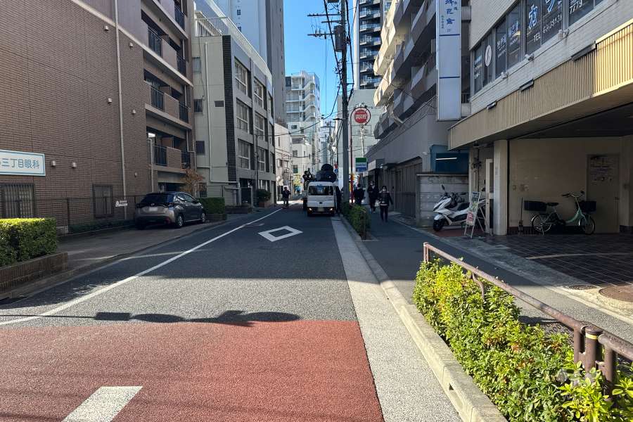 敷地の北側前面道路（東側から）