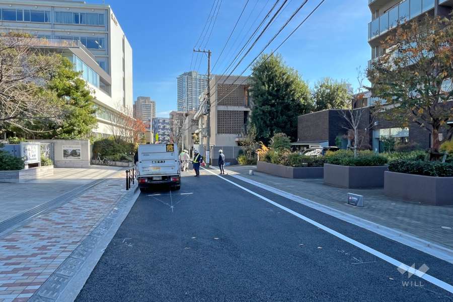敷地の北側前面道路（西側から）