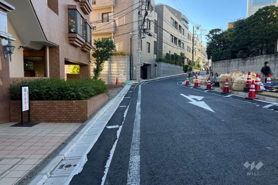 敷地の北側前面道路（東側から）