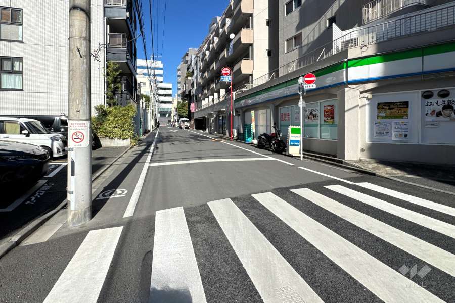 敷地西側の前面道路