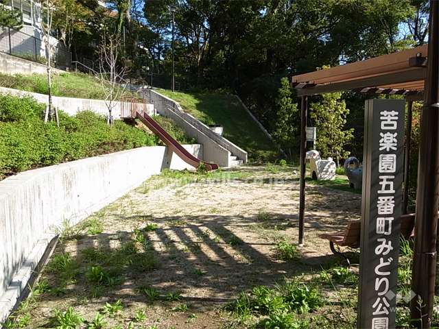敷地に隣接して公園があります。