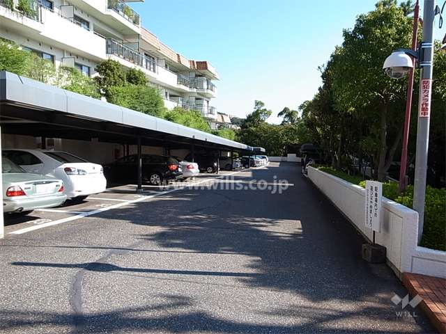 屋根付きの敷地内駐車場