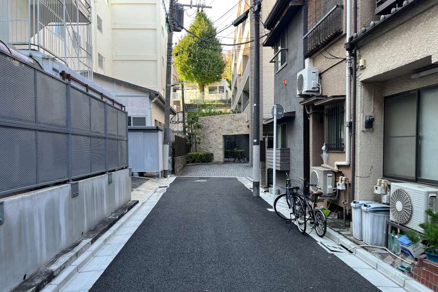 敷地北東側の前面道路
