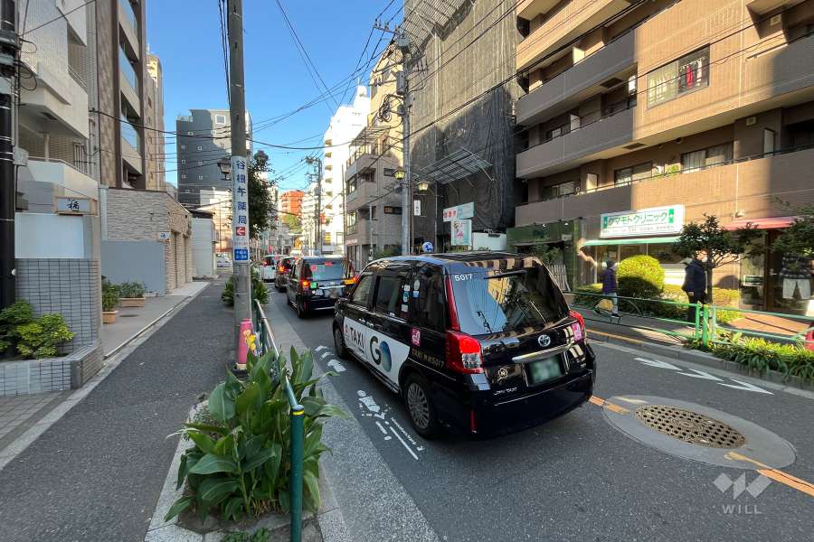 敷地の南側前面道路（東側から）