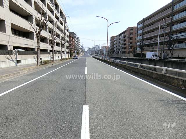 敷地南側の前面道路。6車線の山手幹線沿いです。