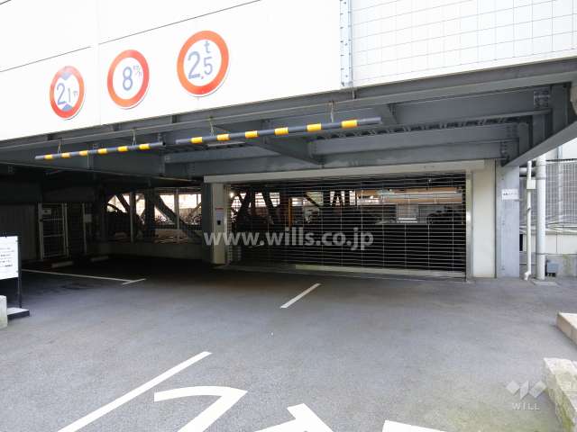 駐車場の出入り口にはリングシャッターが設置されています。