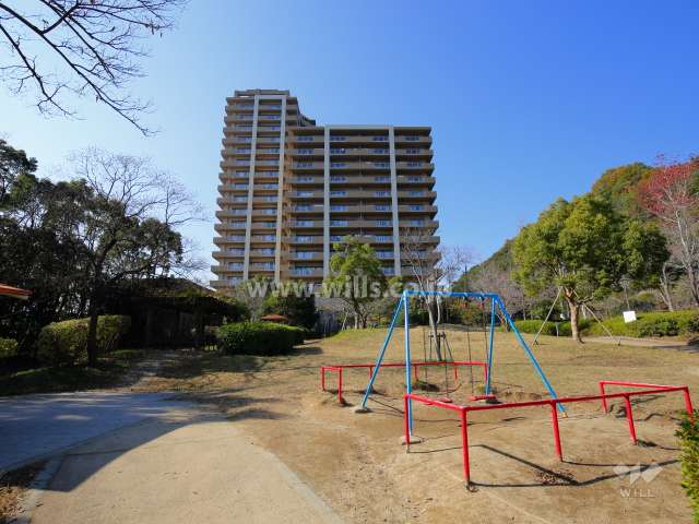 『すみれが丘北公園』から見たラ・ビスタ宝塚レフィナス2番館