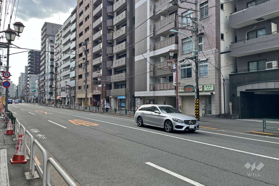 敷地北東側の前面道路（北西側から）