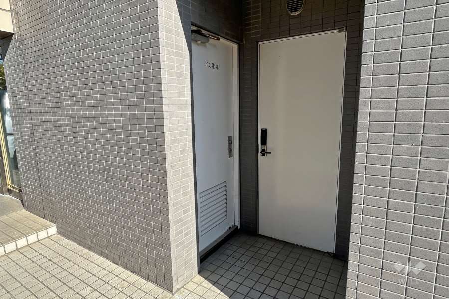 ゴミ置き場出入口