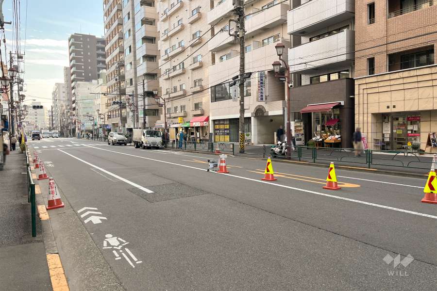 敷地北東側の前面道路（北西側から）