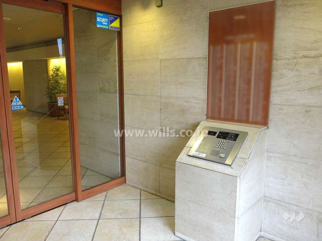 エントランスはオートロック付きです。