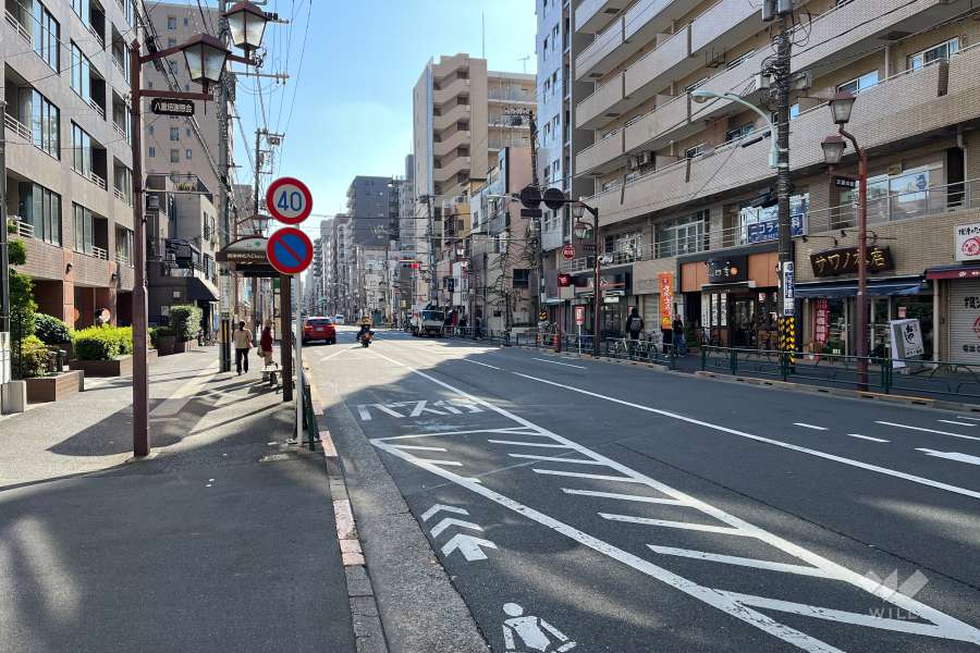 敷地の北東側前面道路（北西側から）