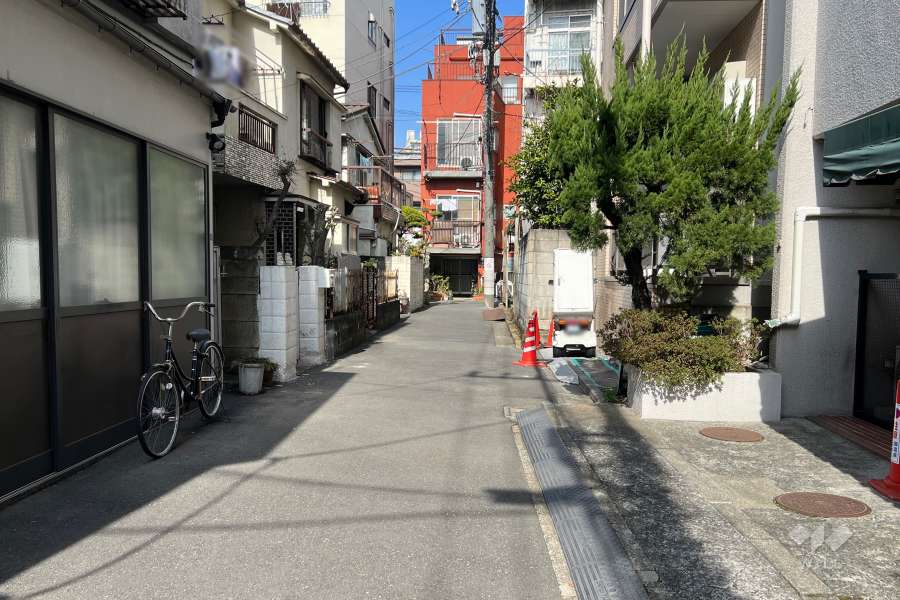 敷地西側の前面道路