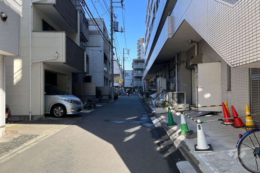 敷地西側の前面道路