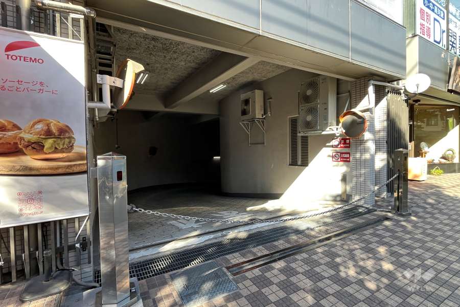 駐車場の出入り口（ロボットゲート付き）　
