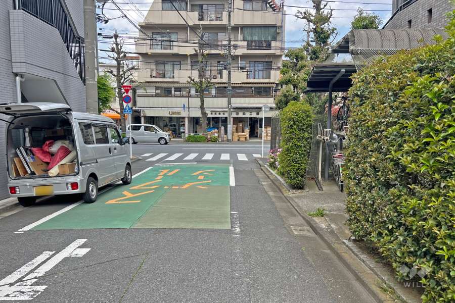 敷地の北西側前面道路（南西側から）