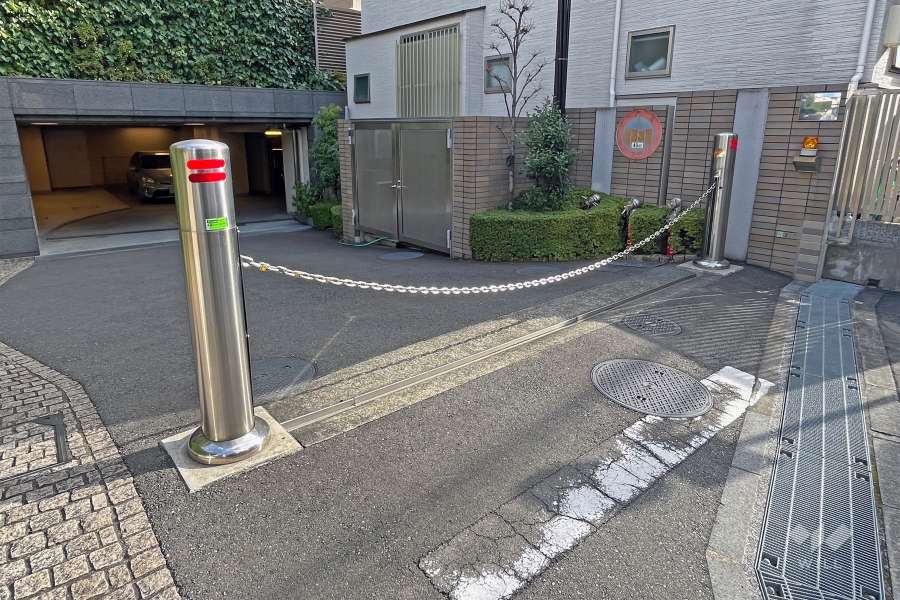 駐車場の出入り口(ロボットゲート付)