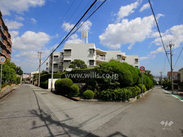 周辺は高台の閑静な住宅地です。