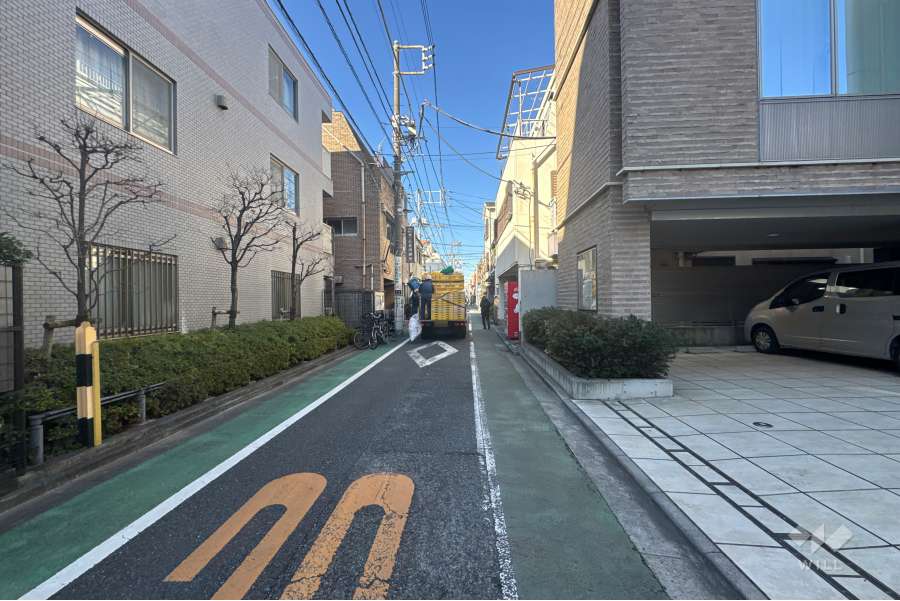 敷地の北東側前面道路（南東側から）