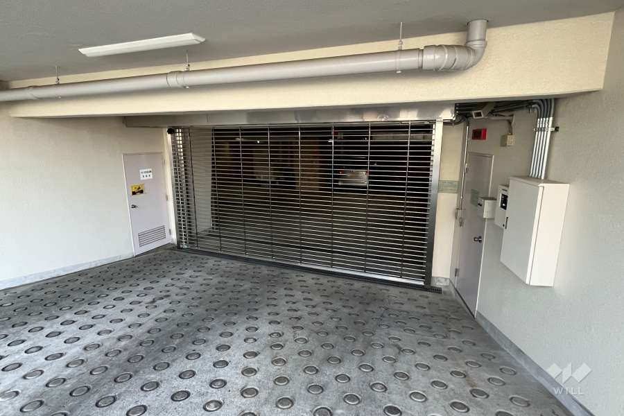 地下駐車場の出入り口(リンクシャッター付)