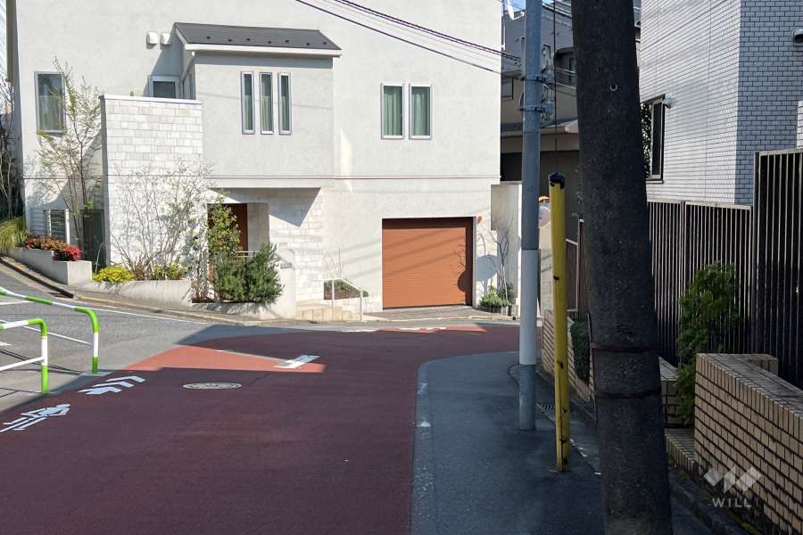 敷地北東側の前面道路