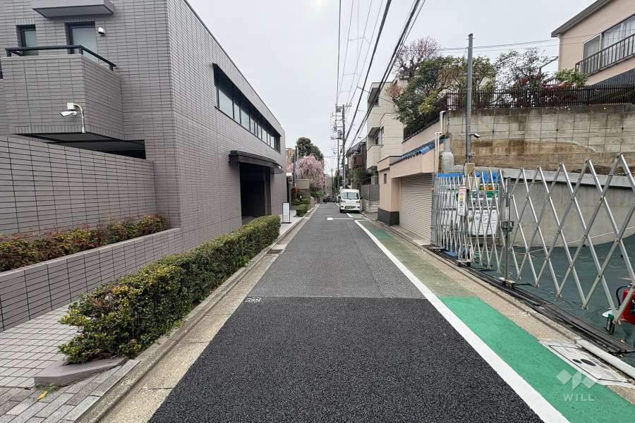 敷地北側の前面道路