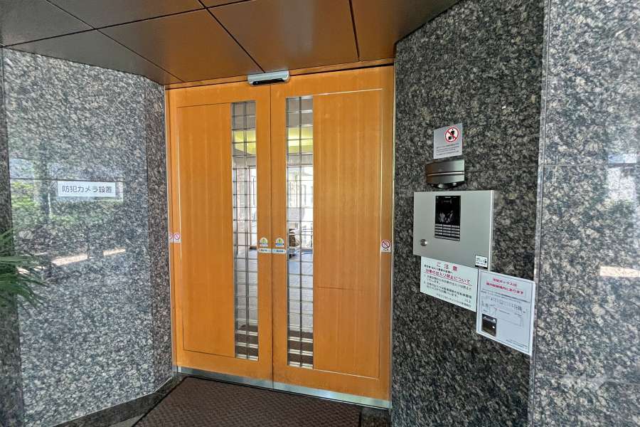 エントランスはオートロック付きです。