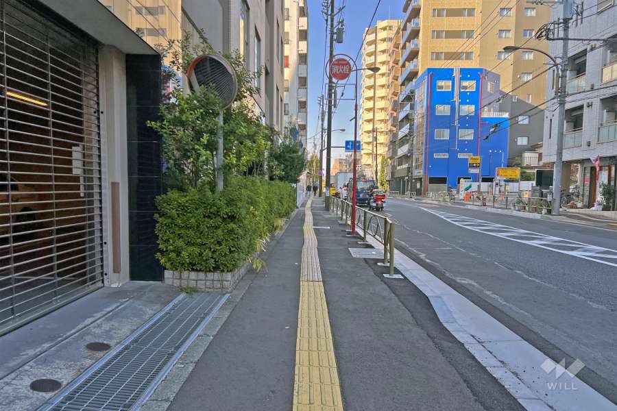 敷地の北東側前面道路は中山道です（南東側から）。