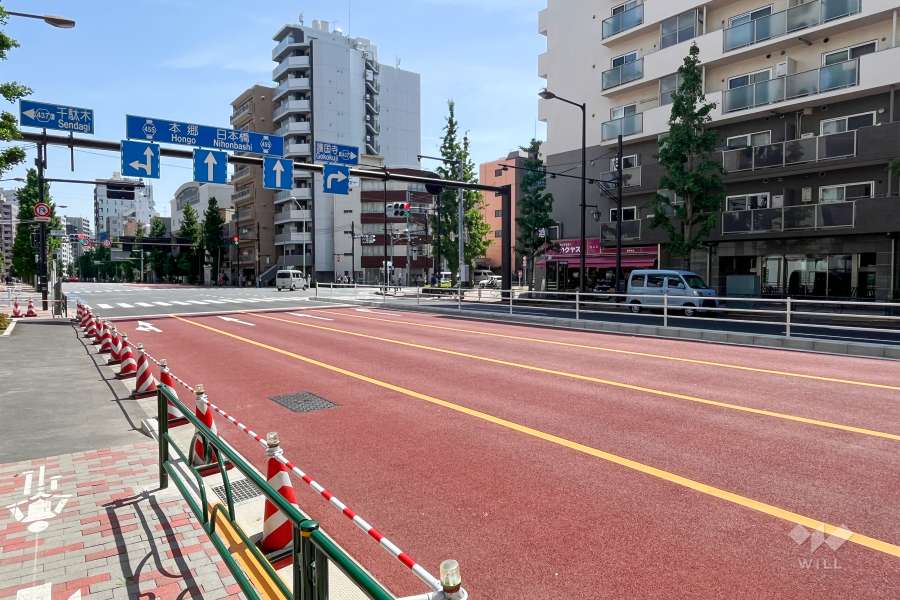 敷地東側の前面道路（北側から）