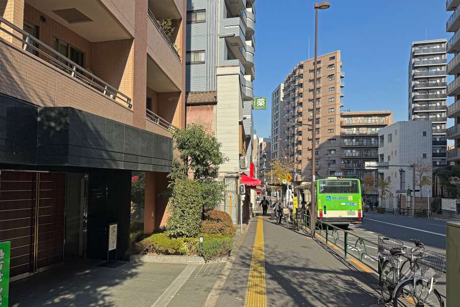 敷地の東側前面道路は動坂（都道458号線）です（南側から）。