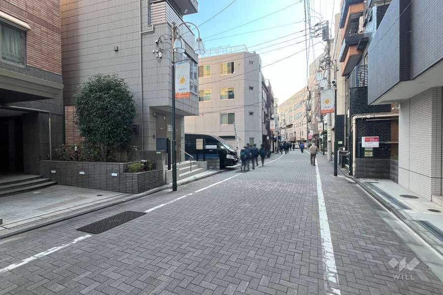 敷地の南西側前面道路（北西側から）
