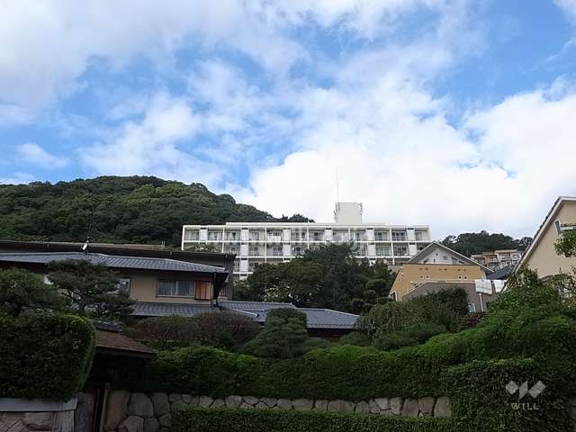 岡本ハウスの遠景。周辺はマンションと一戸建てなどが混在する静かな住宅地です。