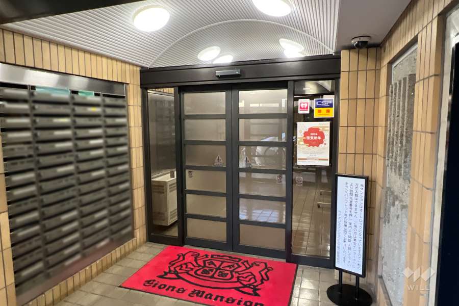 エントランスはオートロック付きです。