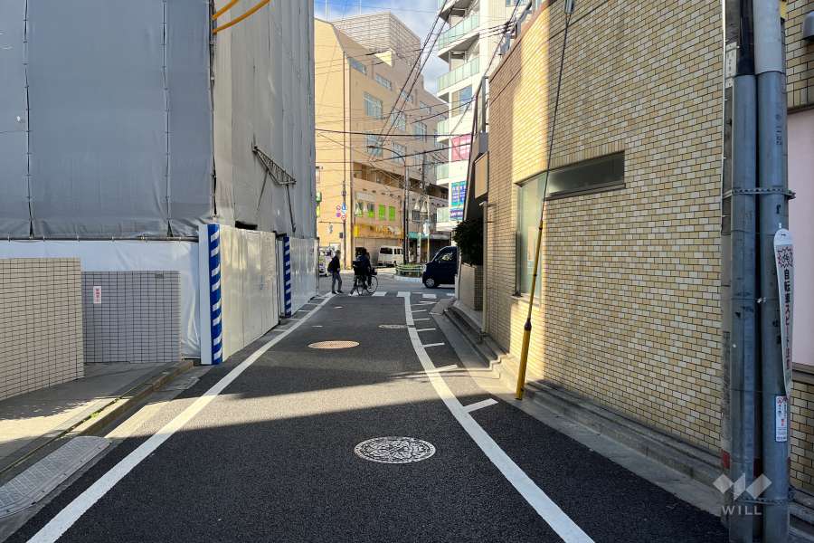 敷地の南側前面道路（東側から）