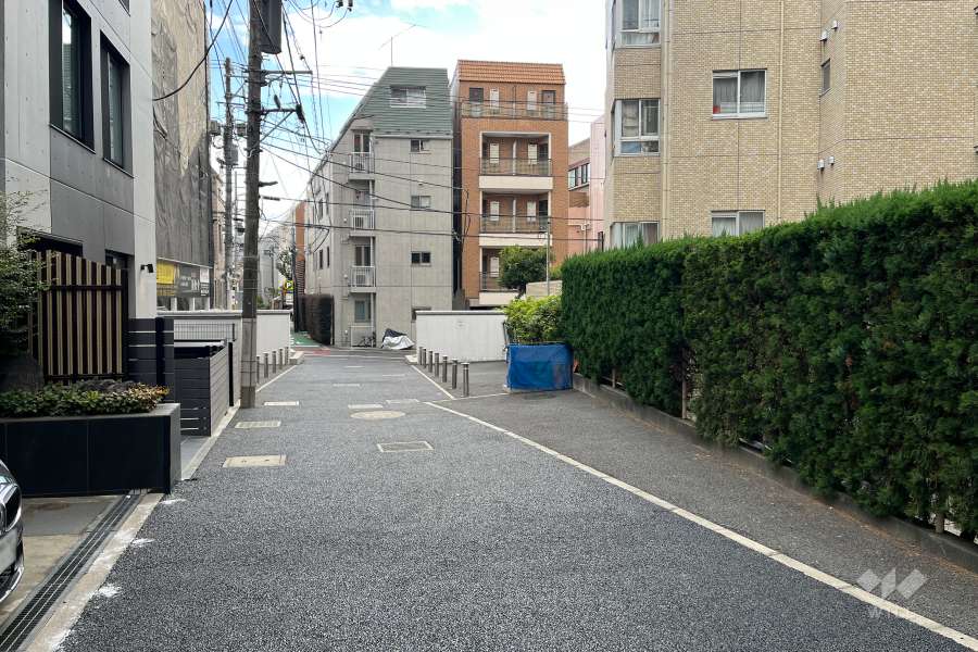 敷地の東側前面道路（北側から）