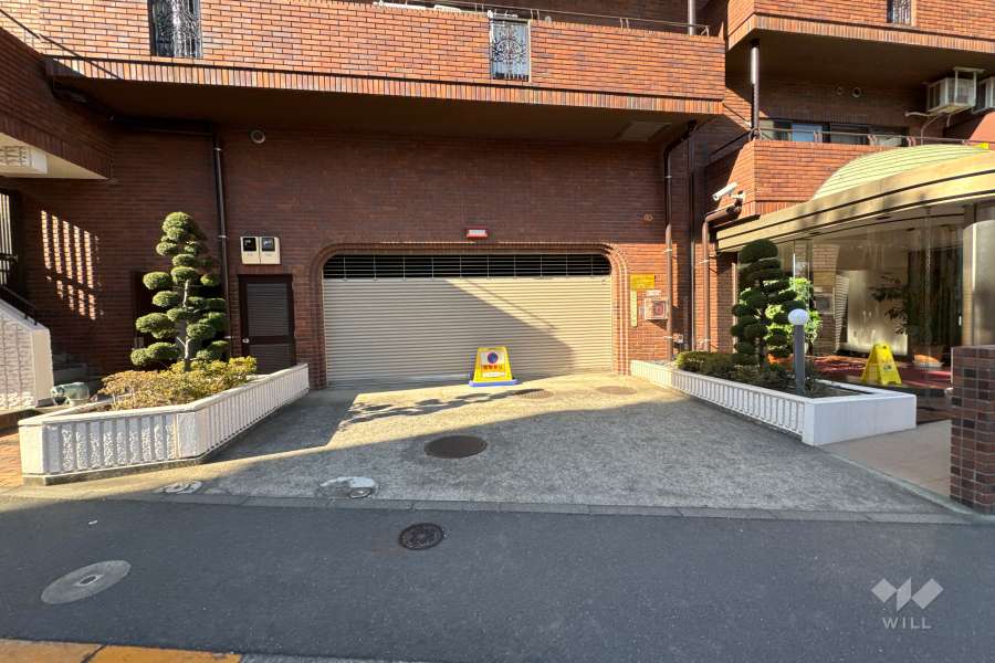 駐車場の入り口（シャッター付き）